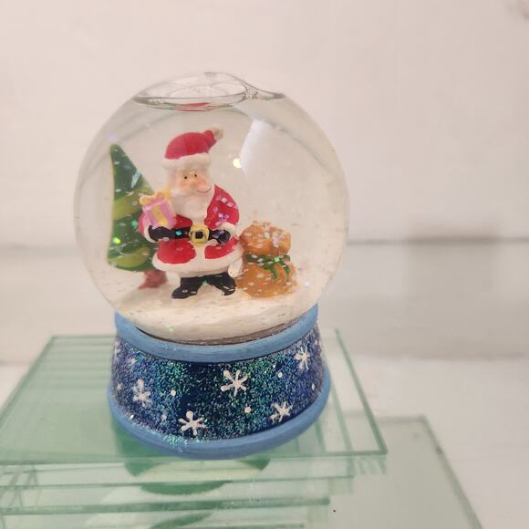 Christmas snow globe featuring caroling snowmen - Picture 1 of 5